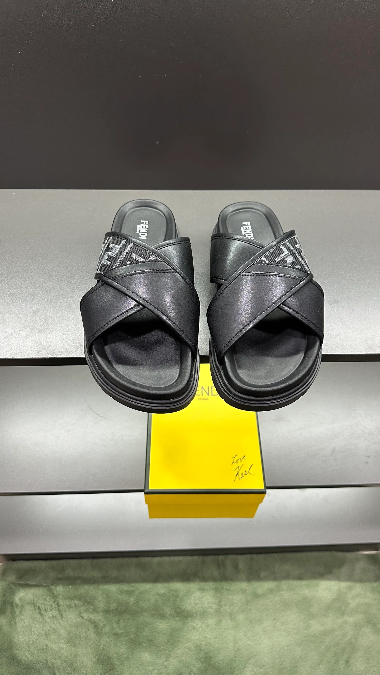 P300 [Fendi Slippers] High-end men's shoes brand, official website 1:1 latest masterpiece: original mold customization, fabrics made of imported original materials, upgraded outsole, lighter and non-slip. The market's top quality, simple yet tasteful, a must-have for fashionistas, fashionable at your feet, full of confidence, the same style at the counter 👍The season of summer slippers is here. Code: 38-45, 46 order